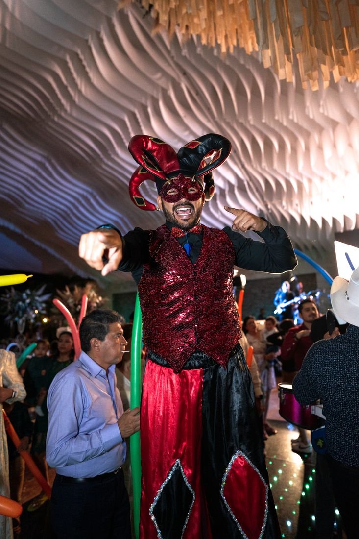 Animación con zancos en fiesta privada, cobertura de eventos