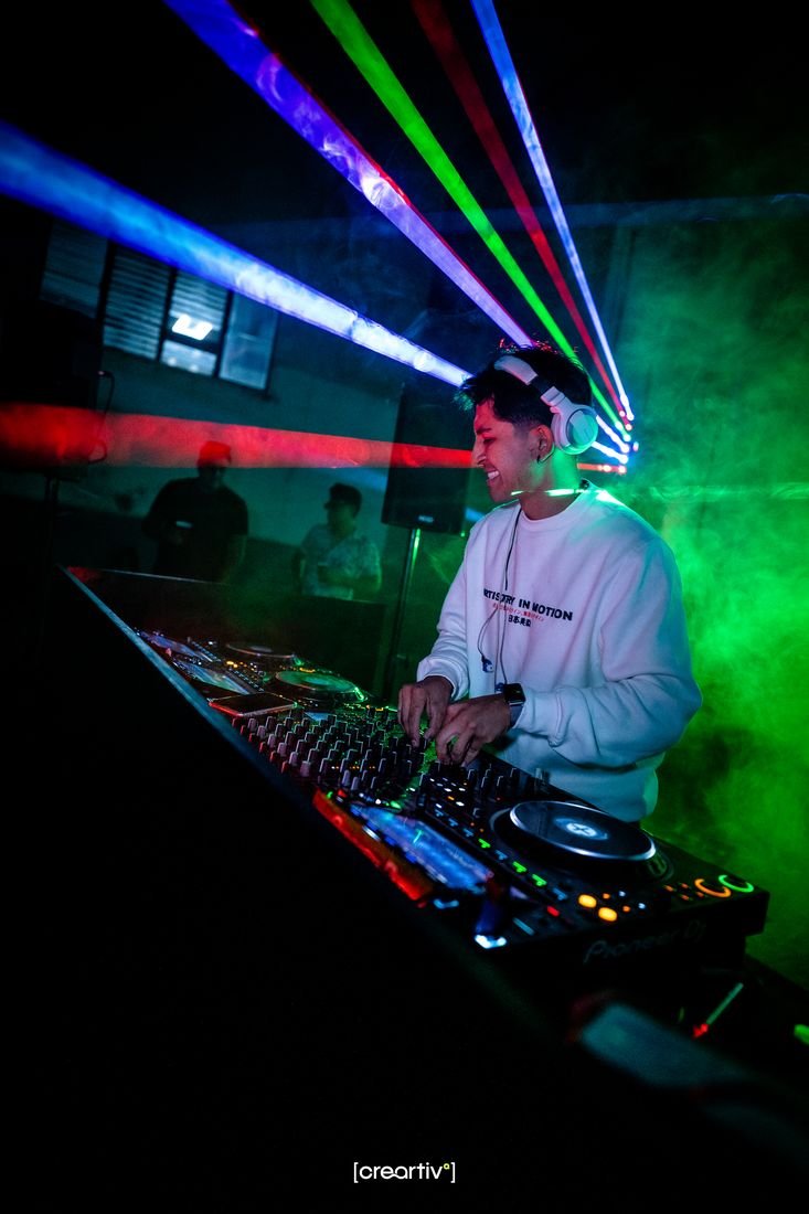 DJ con luces láser, cobertura de evento de música electrónica