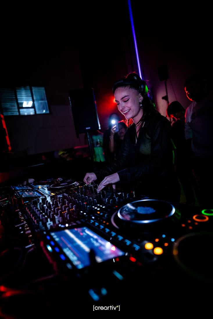 DJ en cabina, cobertura de evento