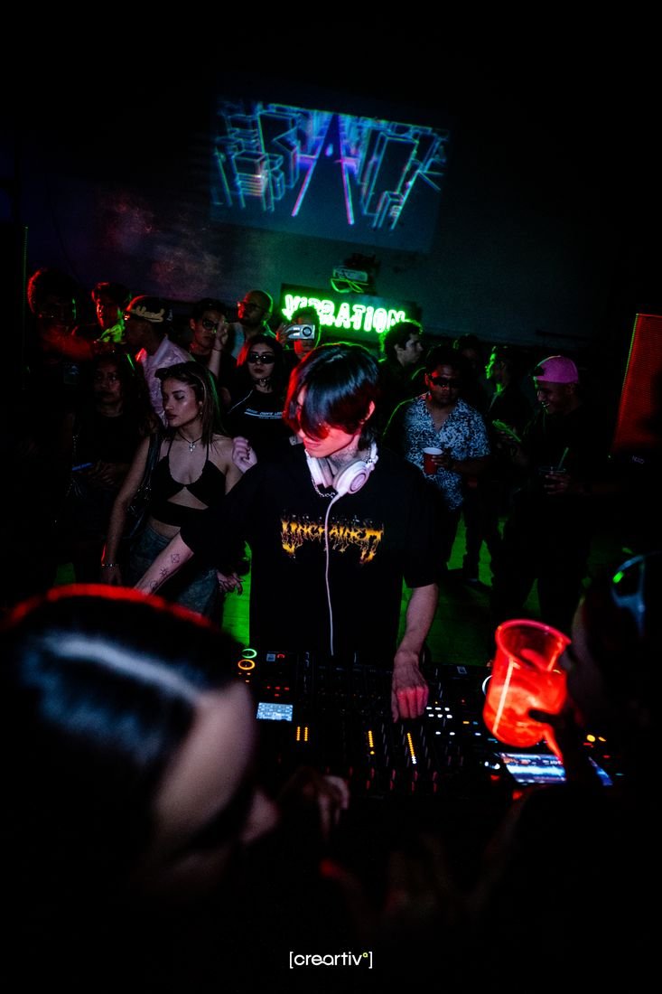 DJ con público en pista, cobertura de evento