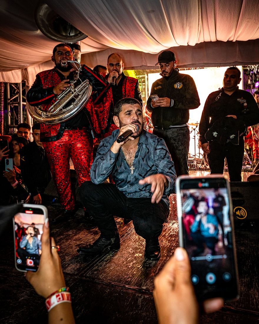 Banda con tuba y vocalista, cobertura de evento