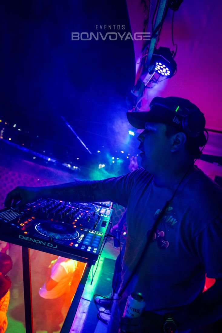 DJ en evento nocturno, colaboración Eventos BonVoyage