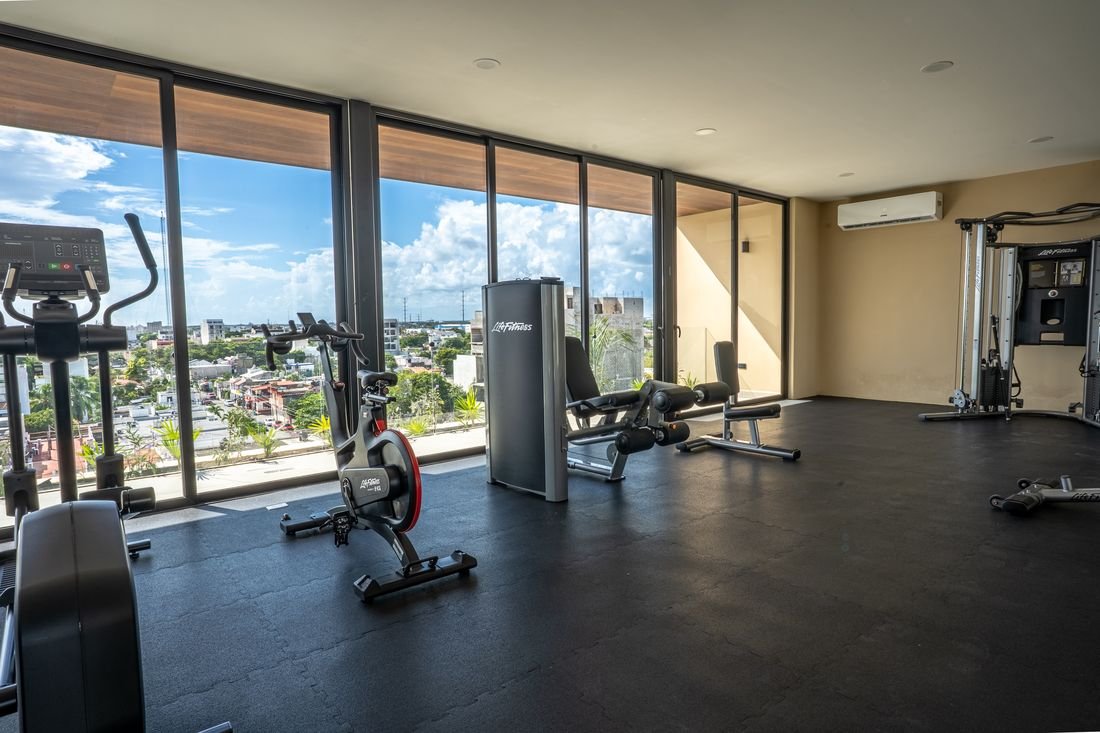 Gimnasio con vista a la ciudad, fotografía HDR de amenidades