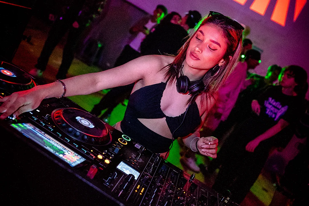 Agencia de filmmaking y contenido creativo. Videos profesionales para marcas y negocios que generan impacto y conversiones. Producción y edición de videos con storytelling y estrategias virales para redes sociales y YouTube. Filmación profesional con equipo de alta calidad para eventos, marcas personales y negocios. Videos optimizados para redes sociales: más vistas, más interacción y más clientes potenciales. Estrategia personalizada en cada video: contenido visual que conecta con tu audiencia y potencia tu marca.