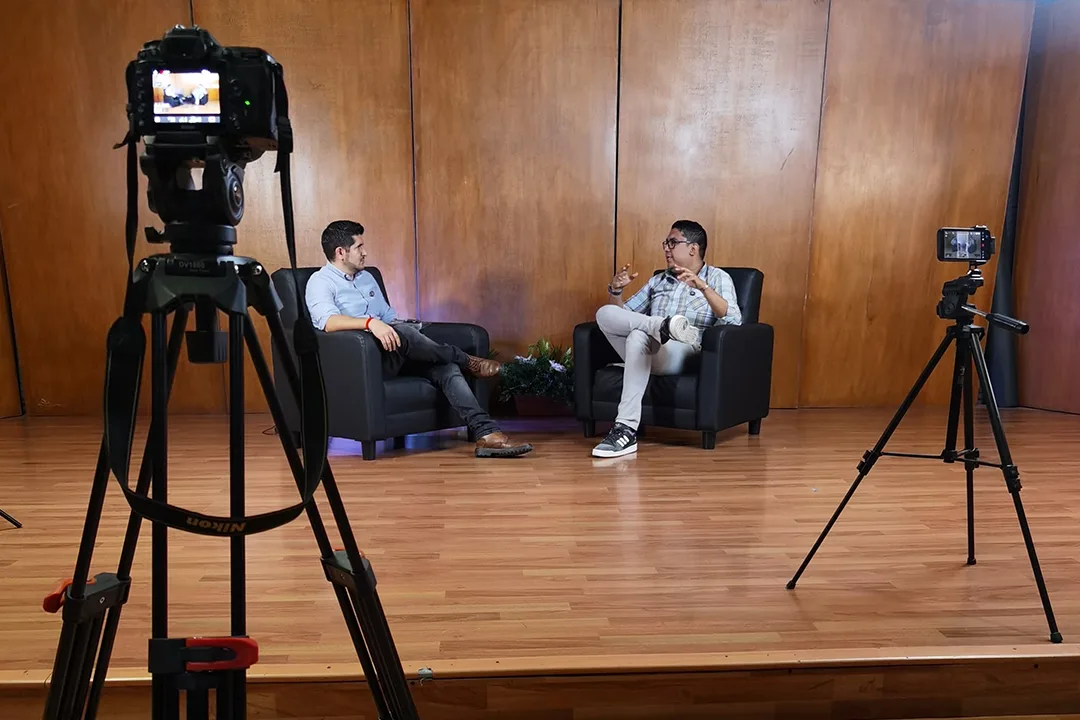 servicio de podcast Agencia de filmmaking y contenido creativo. Videos profesionales para marcas y negocios que generan impacto y conversiones. Producción y edición de videos con storytelling y estrategias virales para redes sociales y YouTube. Filmación profesional con equipo de alta calidad para eventos, marcas personales y negocios. Videos optimizados para redes sociales: más vistas, más interacción y más clientes potenciales. Estrategia personalizada en cada video: contenido visual que conecta con tu audiencia y potencia tu marca.